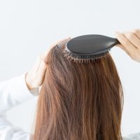 髪をとかす女性①
