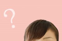 疑問を持つ女性